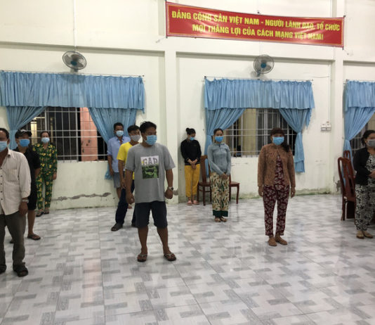Bắt quả tang 5 bà cùng 5 ông đang làm liều trong căn phòng khóa kín