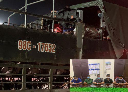 Bốn người đàn ông ‘đóng giả’ lợn nằm trong thùng xe vượt chốt kiểm dịch COVID-19