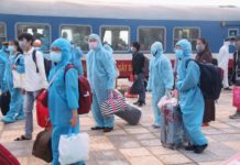 Chuyến tàu đặc biệt chở hơn 800 người từ “điểm nóng” TPHCM về miền Trung