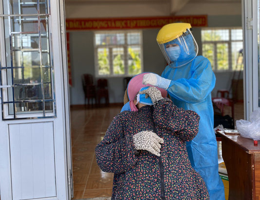 Cụ ông nhập viện cấp cứu phát hiện mắc Covid-19, 5 người khác trong gia đình cũng dương tính