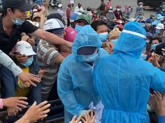 Đám đông chen nhau vì giấy xét nghiệm COVID-19, ban quản lý chợ Bình Điền nói gì?