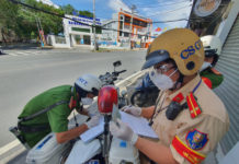 Đi ngoài đường bị CSGT dừng xe test nhanh, phát hiện 2 ca dương tính SARS-CoV-2