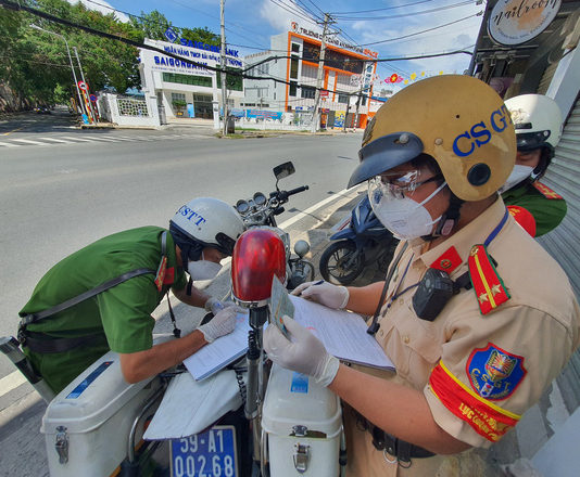 Đi ngoài đường bị CSGT dừng xe test nhanh, phát hiện 2 ca dương tính SARS-CoV-2