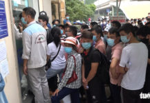 Hà Nội: Hàng trăm người chen lấn để xét nghiệm COVID-19