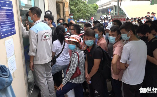 Hà Nội: Hàng trăm người chen lấn để xét nghiệm COVID-19