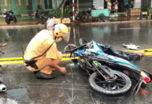 Hai thanh niên gặp tai nạn nằm bất động trên đường, cạnh x.á.c 2 con chó