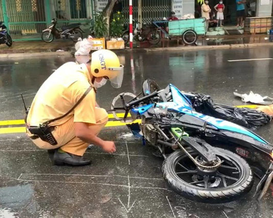 Hai thanh niên gặp tai nạn nằm bất động trên đường, cạnh x.á.c 2 con chó