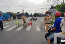 Lợi dụng thẻ cán bộ của người thân; mang theo bao gạo, bánh mì… để được ra đường