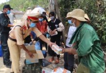 Mất việc, hết tiền, 30 lao động nghèo đi bộ xuyên đêm về quê