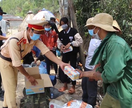 Mất việc, hết tiền, 30 lao động nghèo đi bộ xuyên đêm về quê