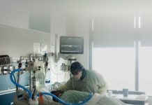 Nằm sấp giảm áp lực phổi cho người bệnh Covid-19