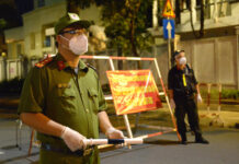 Những người không ngủ sớm trong đêm thành phố vắng lặng