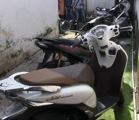 TPHCM: Băng trộm 3 lần lẻn tiệm cầm đồ, lấy 3 xe SH trong một đêm