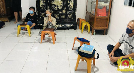 Tụ tập để… đọc ‘Chuyển pháp luân’, 7 người bị phạt hơn 50 triệu đồng