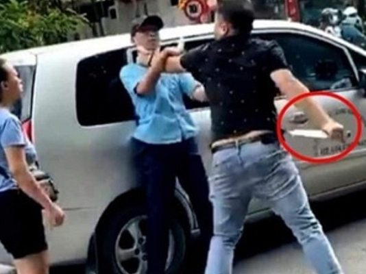 Xác định danh tính tài xế b.ó.p c.ổ phụ xe buýt ở Hà Nội