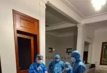 Người phụ nữ tự l.ộ.t quần áo, lă.ng m.ạ lực lượng chức năng bị khởi tố