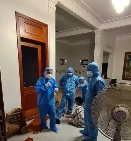 Người phụ nữ tự l.ộ.t quần áo, lă.ng m.ạ lực lượng chức năng bị khởi tố