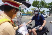 Ba thanh niên chi 12 triệu mua ‘giấy đi đường’ từ hiệu cầm đồ để qua chốt kiểm soát