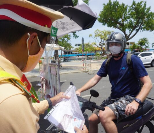 Ba thanh niên chi 12 triệu mua ‘giấy đi đường’ từ hiệu cầm đồ để qua chốt kiểm soát