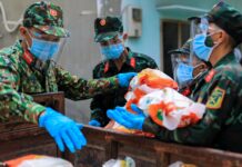 Bộ đội len lỏi sâu trong hẻm, gõ cửa trao gạo cho người dân ở TP.HCM