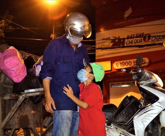 Chuyện chưa kể về cậu bé 8 tuổi dắt em đi bộ giữa đêm lên Cần Thơ tìm cha