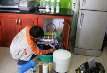 Đang lui cui sửa máy lọc nước, nhân viên công ty điện máy bất ngờ bị ché.m chết