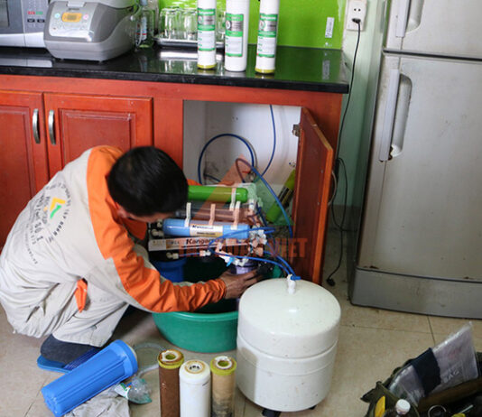 Đang lui cui sửa máy lọc nước, nhân viên công ty điện máy bất ngờ bị ché.m chết