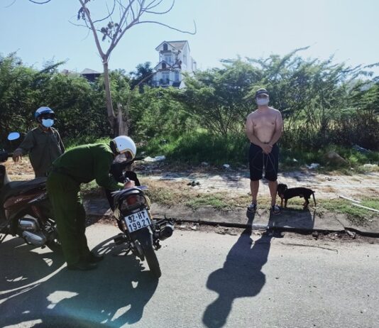 Dắt chó đi dạo, người đàn ông bị đề nghị phạt 7,5 triệu đồng