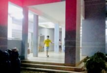 F0 cầm d.a.o đe dọa bác sĩ, lao vào ôm nhân viên y tế