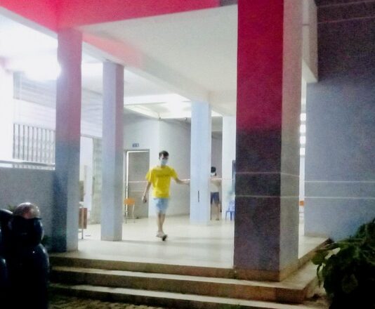 F0 cầm d.a.o đe dọa bác sĩ, lao vào ôm nhân viên y tế