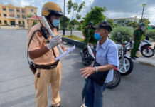 Gặp cụ ông 87 tuổi đi bộ tới điểm t.i.êm ở xa, CSGT lấy xe đặc chủng chở đến tận nơi