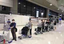 Hình ảnh tại sân bay đưa tro cốt nam thanh niên người Việt bị s.át h.ại tại Nhật Bản trở về quê hương gây xúc động