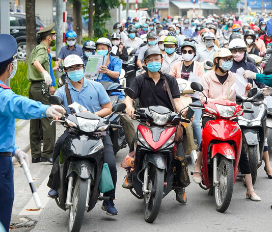 Hỏa tốc: Người dân Hà Nội ra đường chỉ cần 2 loại giấy tờ