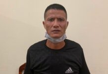 Người đàn ông bó.p cổ công an trực chốt kiểm soát dịch Covid-19 bị khởi tố