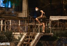 Người dân vượt rào thép gai vận chuyển đồ, rời khỏi khu phong tỏa ở Hà Nội