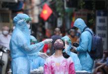 Nhiều người chủ động đi xét nghiệm tại bệnh viện phát hiện mắc Covid-19