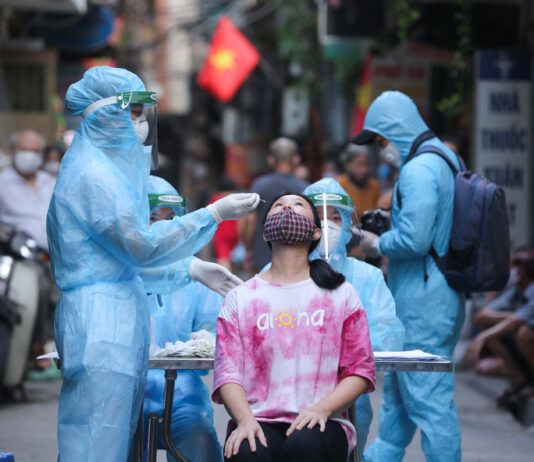 Nhiều người chủ động đi xét nghiệm tại bệnh viện phát hiện mắc Covid-19