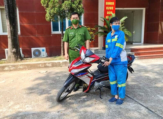 Nữ công nhân môi trường bị tr.ấ.n l.ột trong đêm được tặng xe máy mới