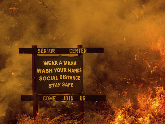 Phát hiện bất ngờ về mối quan hệ giữa cháy rừng với Covid-19 ở Mỹ