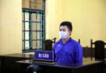 Tài xế cố thủ trên xe để làm ùn tắc chốt kiểm soát dịch Covid-19