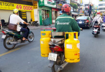 Xe tải chở gas bị chặn, người giao gas bị xử phạt trong khi dân hối mua gas