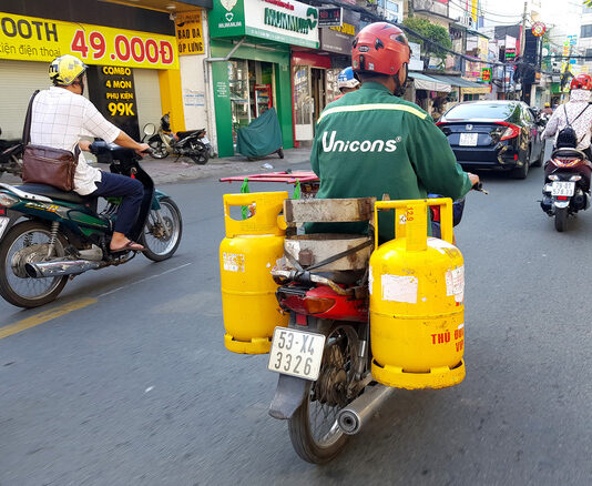 Xe tải chở gas bị chặn, người giao gas bị xử phạt trong khi dân hối mua gas