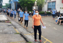 Công nhân gặp khó khi tiêm vaccine mũi 2