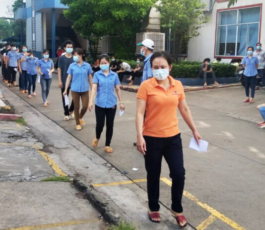 Công nhân gặp khó khi tiêm vaccine mũi 2