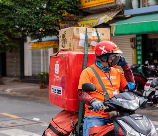 Tâm sự của shipper – Người hùng thầm lặng giữ mạch cung ứng trong giãn cách