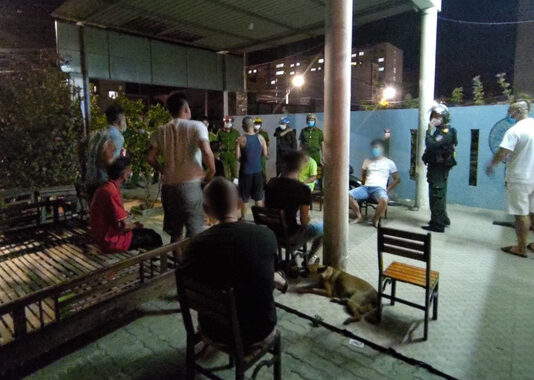 Phường mới được ‘vùng xanh’, phát hiện 9 người tụ tập ăn nhậu, dương tính ma túy