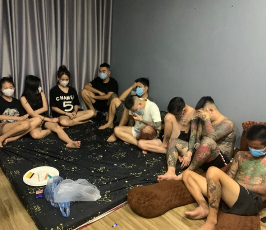 Đột kích tiệm nail, bắt 3 cô gái cùng 6 thanh niên xăm trổ trong “đại tiệc bay lắc”