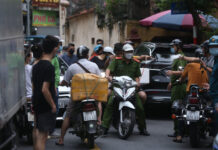 Nam thanh niên lái xe không biển số “đại náo” tuyến phố