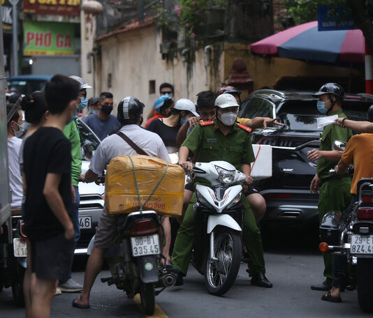 Nam thanh niên lái xe không biển số “đại náo” tuyến phố