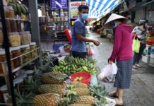 Mở lại chợ theo hình thức ‘cuốn chiếu’?